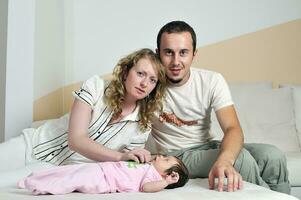 retrato interior con familia joven feliz y pequeño bebé lindo foto