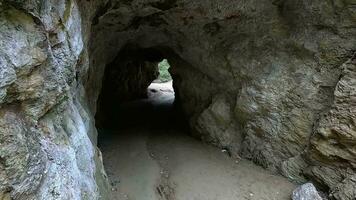 a viajante passes através uma pequeno caverna em através. Polônia video