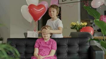 Garoto e a menina dentro a decorado quarto para uma dia dos namorados dia video