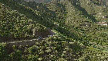 aéreo Visão do carros dirigindo ao longo uma lindo montanha estrada em a ilha do tenerife dentro a espanhol Canárias. viagem e aventura conceito. 4k video