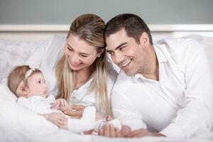 familia feliz en casa foto