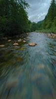 voar sobre uma montanha rio. tiro em fpv drone. britânico Colômbia, Canadá. video