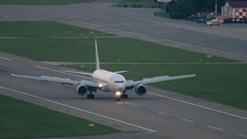 jato passageiro avião frenagem, spoilers acima. avião chegada. avião em a pista. viagem e turismo conceito video