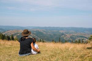 madre y hijo teniendo descanso en vacaciones en montañas foto