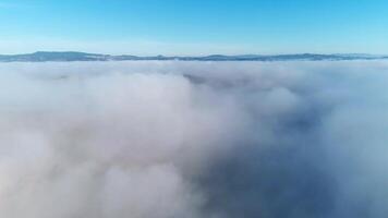 nubes terminado montañas. naturaleza antecedentes video