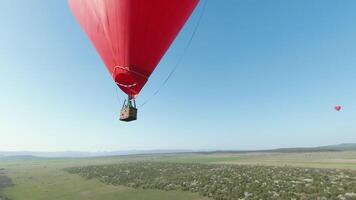 vermelho quente ar balão do uma coração forma vôo dentro a azul Claro céu. tomada. conceito do uma romântico data, viajando e aventura. video