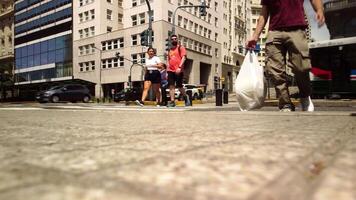 Buenos ares, Argentina marcha 1 2024 ocupado ruas do Buenos ares, praça de maionese, pessoas andando, borrado movimento capturando vibrante urbano vida. estilo europeu arquitetura, Táxis, e pedestres dentro uma video