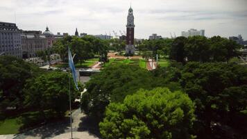 torre monumental, Buenos ares, histórico britânico arquitetura dentro praça de maionese, famoso cidade marco, torre, e bandeira. urbano viagem destino, pedra monumento, escultura dentro público parque. video