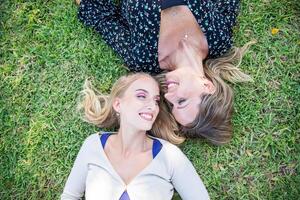 madre y hija tendido en el césped sonriente, foto desde encima con Copiar espacio