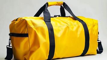 uma amarelo mochila saco com Preto correias em uma branco fundo video