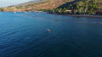 mulher viajando em caiaque dentro oceano dentro Bali, amed. acima Visão video