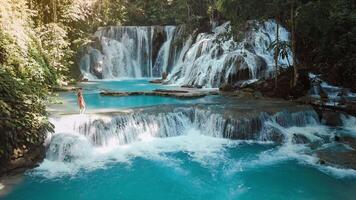 cascata cachoeiras com azul água e viajante mulher dentro central sulawesi, zangão Visão video