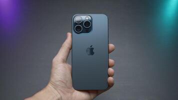 China, Pequim - setembro 15, 2023. Projeto do Novo Iphone 15 pró. Ação. à moda modelo do Novo Iphone 15 pró dentro por sorte do homem mãos. luxo Projeto do Novo Iphone 15 pró em isolado fundo video