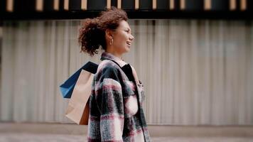 feliz jovem mulher caminhando com compras bolsas video