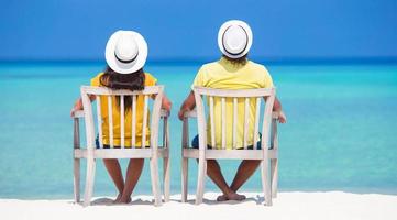 casal relaxando na praia foto