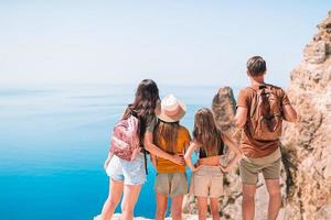 família feliz de férias nas montanhas foto