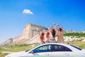 pais e dois filhos pequenos nas férias de verão foto