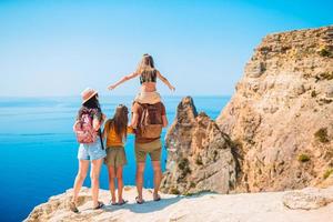 família feliz de férias nas montanhas foto