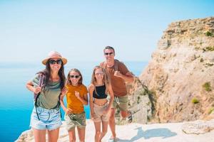 família feliz de férias nas montanhas foto