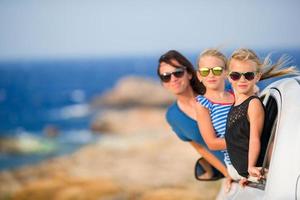 família em viagem de férias de carro. férias de verão e conceito de viagem de carro foto