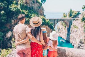 famosa praia fiordo di furore vista da ponte. foto