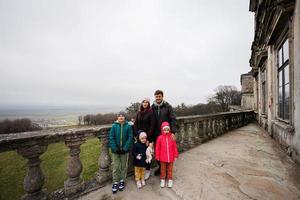 família com três filhos visita castelo pidhirtsi, região de lviv, ucrânia. foto