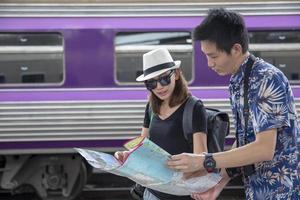 turistas na estação de trem foto