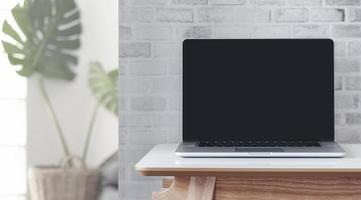 Laptop auf einem Schreibtisch in einem Heimbüro foto