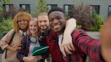 vielfältig gemischtrassig Hochschule Universität freunde glücklich Gruppe multiethnisch Menschen Jugendliche Vielfalt Studenten lächelnd Lachen Gruß Hallo posieren Foto zusammen draußen Aufzeichnung Blog Selfie Netz Nocken