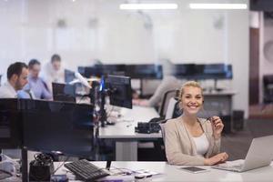 affärskvinna använder sig av en bärbar dator i börja kontor foto