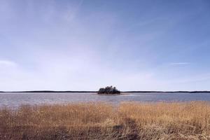 ö på Östersjökusten i Finland på våren foto