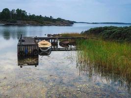 roddbåt förtöjd vid en liten brygga i Östersjön nära mariehamn aland finland foto