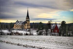 vindelns kyrka i nordlig Sverige i vinter- foto