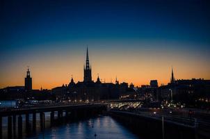 silhuett av stockholms stadsbild i solnedgången, skymningen, sverige foto