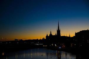 silhuett av stockholms stadsbild i solnedgången, skymningen, sverige foto