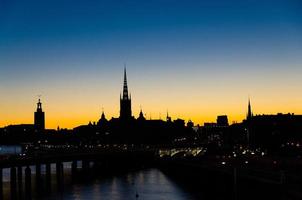 silhuett av stockholms stadsbild i solnedgången, skymningen, sverige foto