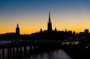 silhuett av stockholms stadsbild i solnedgången, skymningen, sverige foto