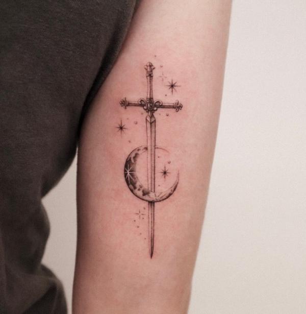 11 Minimalist Moon Tattoo Ideas Youll Want For Your First Tattoo