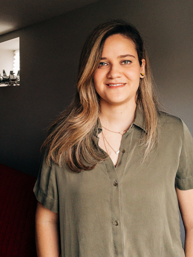 Photo portrait of Bianca, with big smile, looking at the reader.