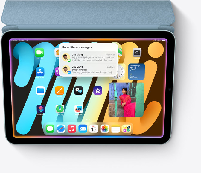 Fixé à un Smart Folio, un iPad mini affiche une recherche contextuelle effectuée avec Siri, une nouvelle fonctionnalité Apple Intelligence.