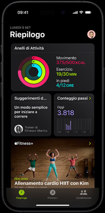 Un iPhone che mostra la schermata del pannello Riepilogo nell’app Fitness, con gli anelli Attività, i suggerimenti del team, il conteggio dei passi e gli allenamenti Fitness Plus suggeriti