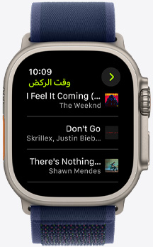 شاشة Apple Watch Ultra تعرض قائمة تشغيل من Apple Music من تمرين وقت الركض على +Fitness‏