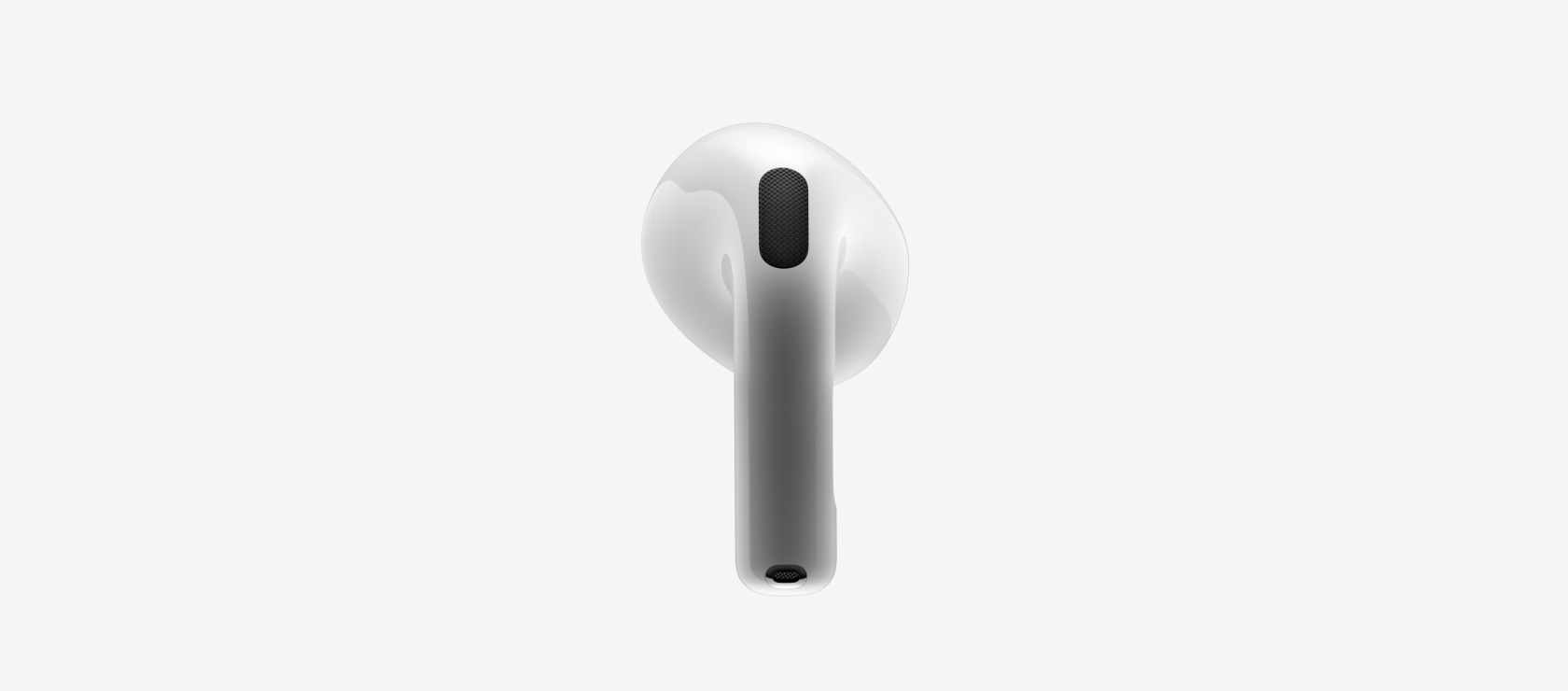 Uute AirPods 4 kõrvaklappide lähivõte, eest- ja tagantvaade.