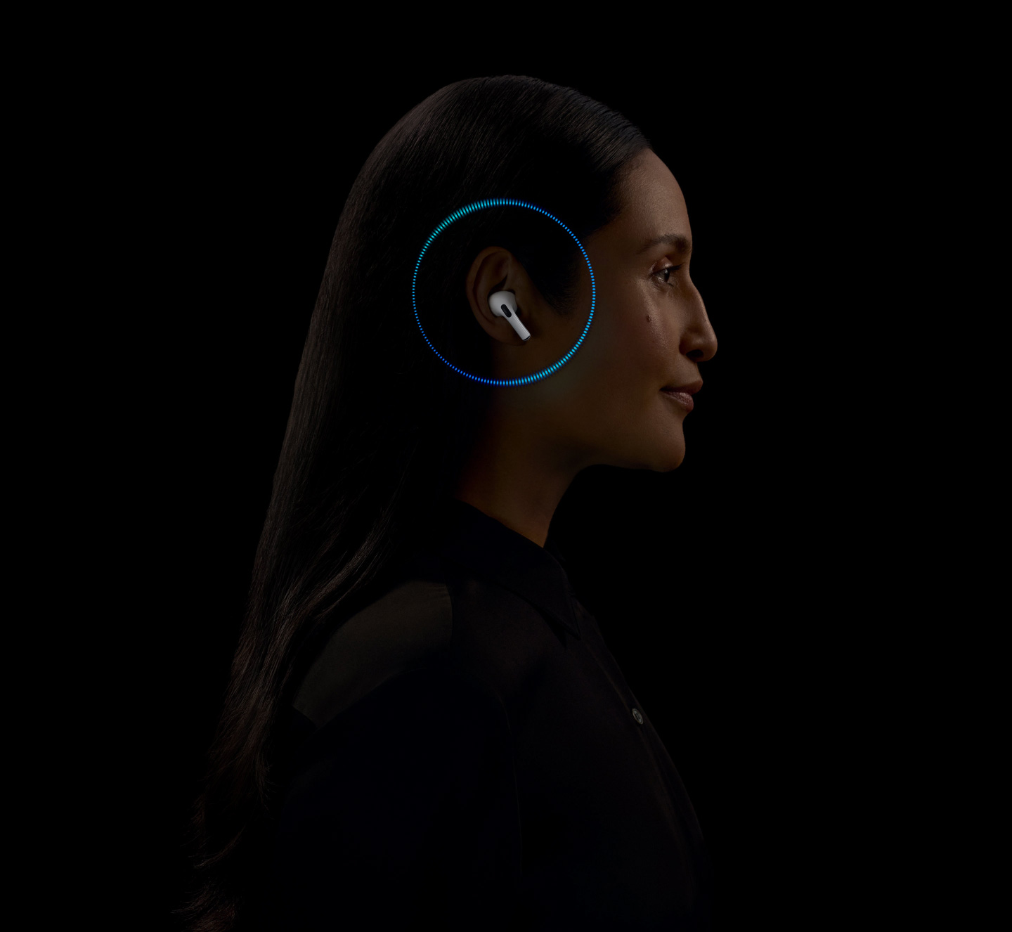 Inimene, kes kannab AirPods Pro 2 klappe, helilained kõrva ümber.