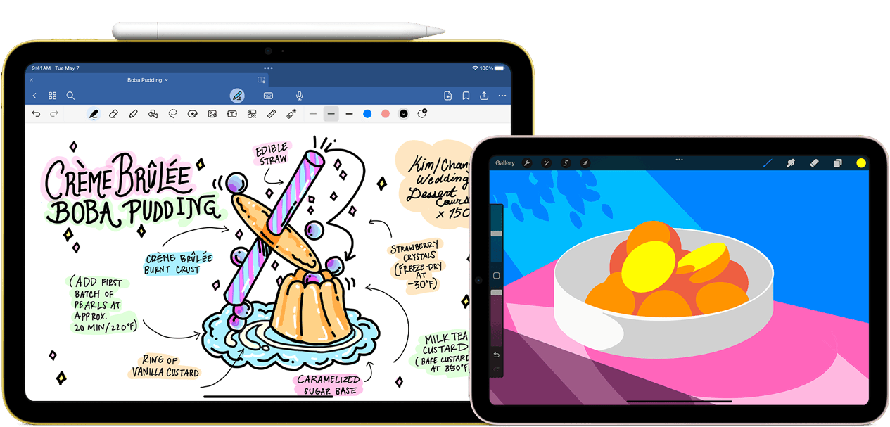 Links een iPad 10e generatie in de horizontale stand met een afbeelding met notities en een tekening op het scherm, en een Apple Pencil USB-C vastgeklikt aan de bovenkant. Rechts een iPad mini in de horizontale stand met een kleurrijke illustratie die met ProCreate is gemaakt.