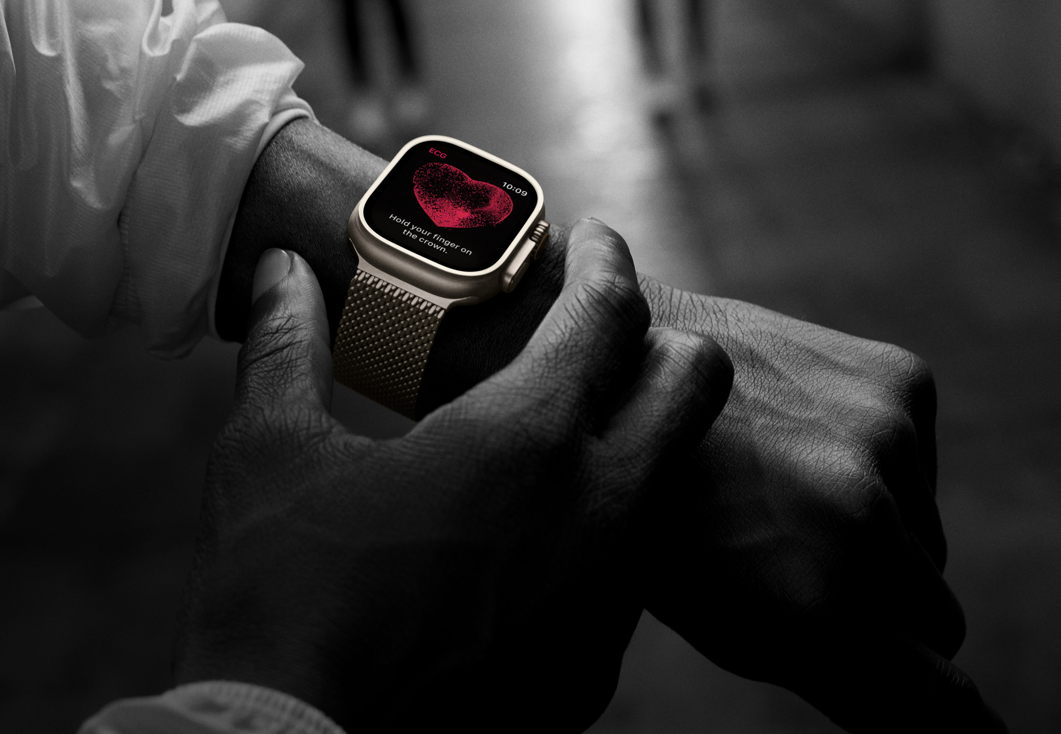 A felhasználó az Apple Watch Ultra 2 EKG funkcióját használja.