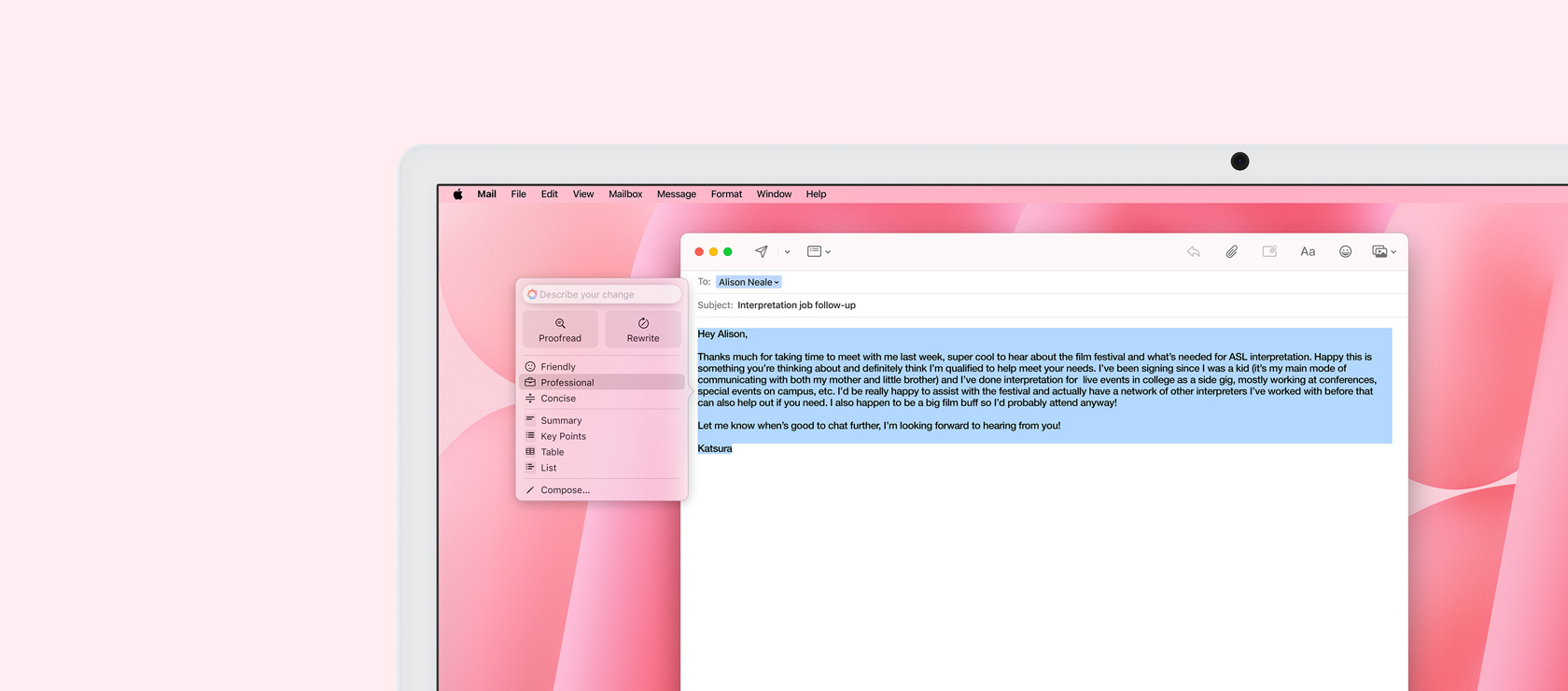 Auf dem iMac Display wird die Mail App mit dem Schreibwerkzeuge Feature gezeigt. Ein E‑Mail Entwurf ist markiert und die Option „Professionell“ wird daneben gezeigt