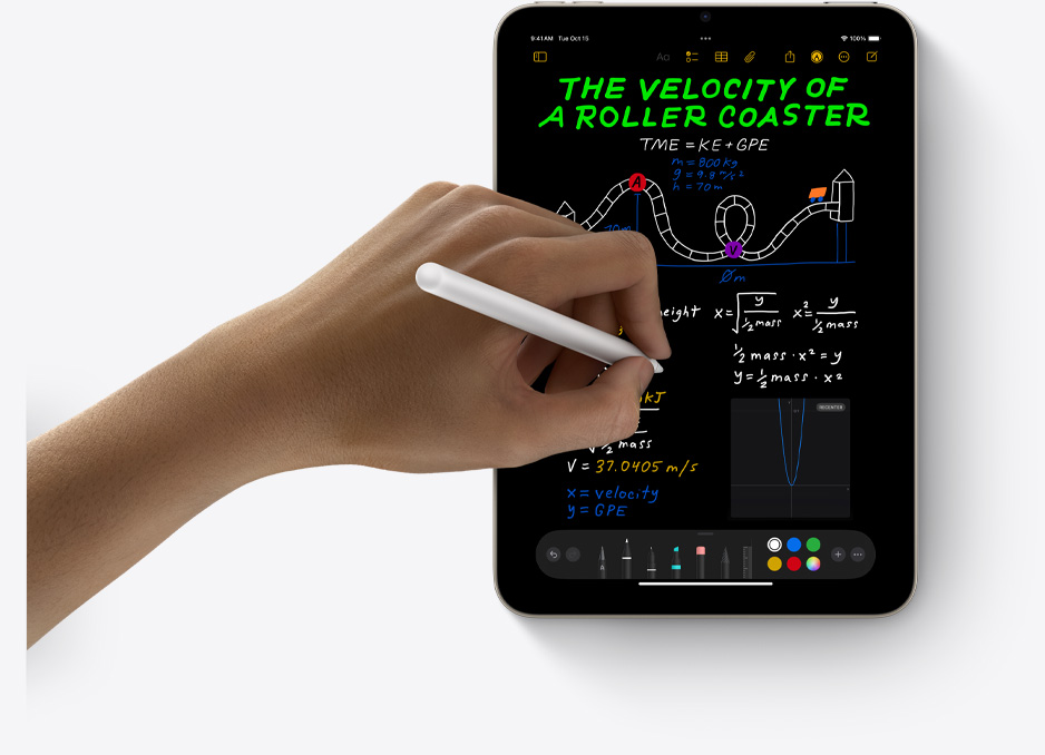 Une main utilise l’Apple Pencil Pro dans Notes mathématiques sur un iPad mini en mode portrait.