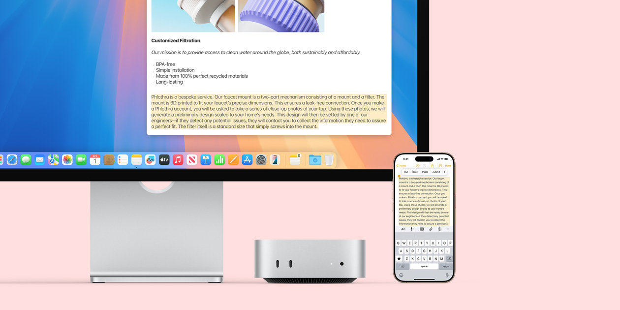 Monitor Mac, Mac mini argintiu și iPhone așezate la rând, ecranul monitorului și ecranul iPhone demonstrând funcția Clipboard universal de copiere și lipire de pe un dispozitiv Apple pe altul