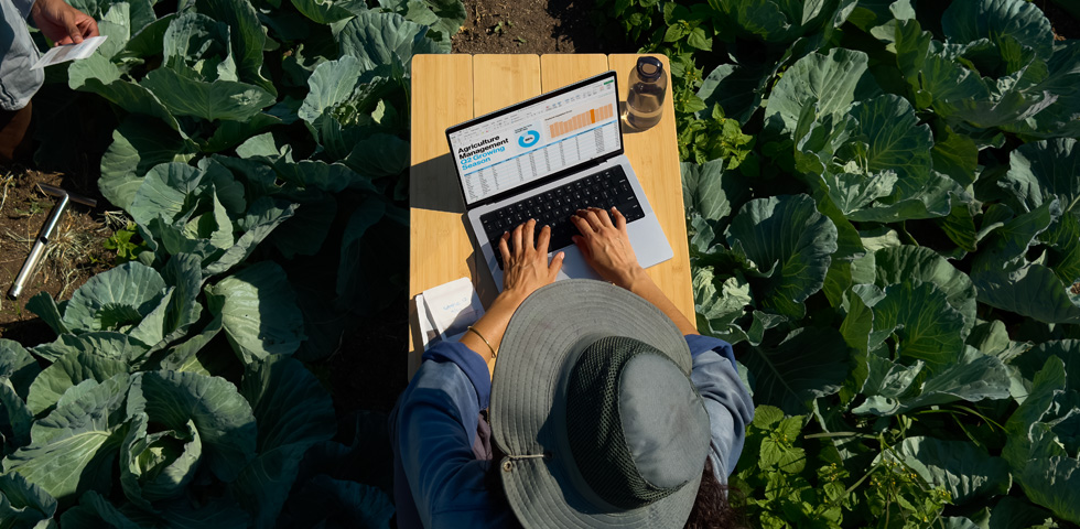 Une personne utilise en extérieur un MacBook Pro avec écran nano-texturé, illustrant la réduction des reflets